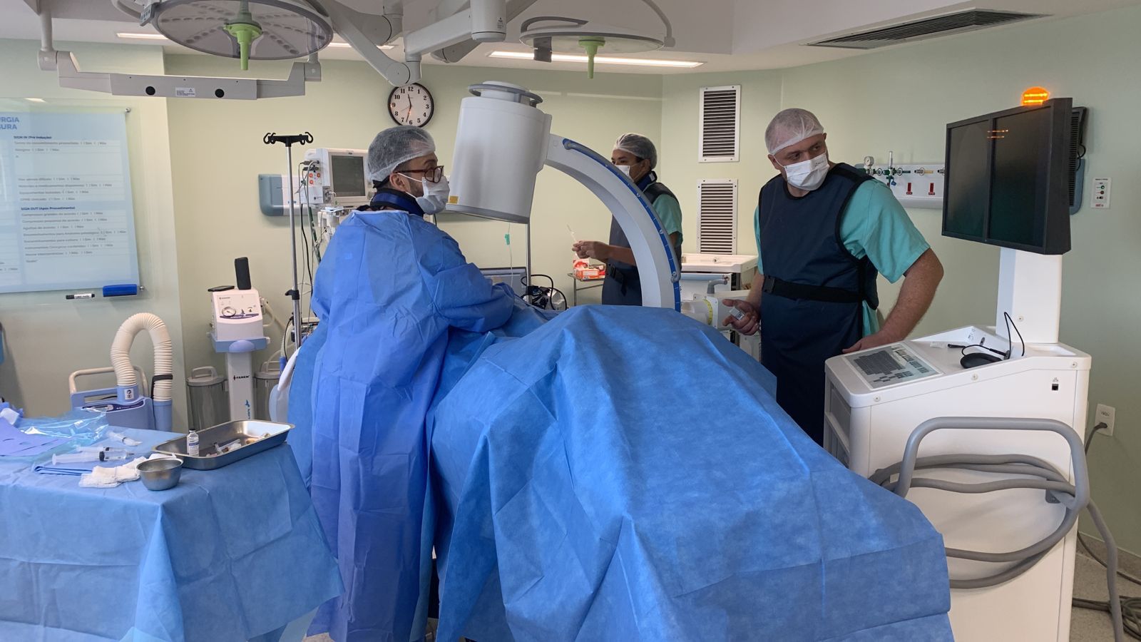 Equipe médica em procedimento na RMS Espaços Cirúrgicos